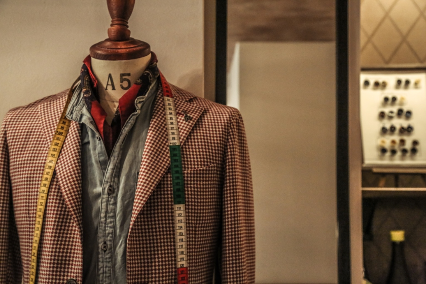 こんにちは。 (株)dbqp.co代表、ディア テーラー(DEAR TAILOR)プロデユーサーの川村弘樹と申します。 ディア テーラーは、紳士のオフィシャルアイテムであるジャケットを中心に「かっこよくなる」アイテムを気軽にオーダーできるオンラインショップです。