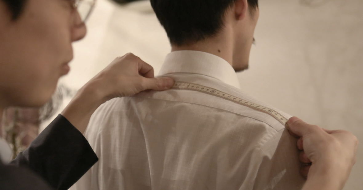 ジャケットは持ってはいましたが、体のサイズを測りオリジナルで生地から選んで作ったのは初めて。 さらに「こんな感じが似合うよ!」というプロの提案。 もちろん仕上がりは今までのそれとは比べものにならない風合いで、 しかも値段はセレクトショップや百貨店に並ぶハイブランド品より安い。 今まで自分が着ていたものが恥ずかしくなりました・・・