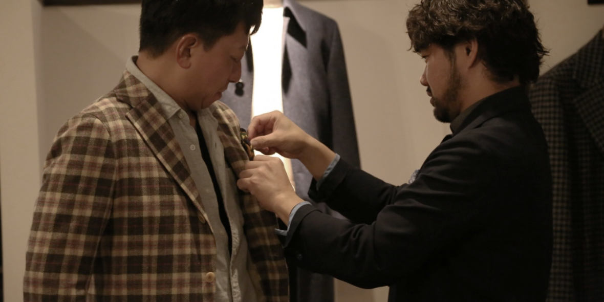 その後、私は14年間勤めた理美容室を退社し、ダンディーをプロデュースする場として、大人紳士の為の理容室 “ディア バーバー(DEAR BARBER)” をオープンさせることになります。 その理容室では私の人生を鮮やかに変えてくれた「オーダージャケット」を取り扱っており、同じように悩む男性の力になれればと、髪形だけでなくファッションもトータルにご提供させていただいております。